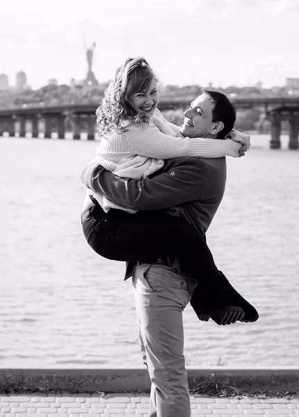Feliz Pareja Mediana Edad Enamorada Divirtiéndose Aire Libre Sonriendo Romántica —  Fotos de Stock