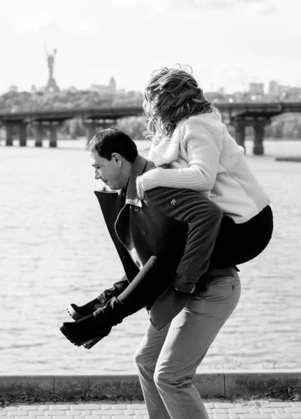 Feliz Pareja Mediana Edad Enamorada Divirtiéndose Aire Libre Sonriendo Romántica —  Fotos de Stock