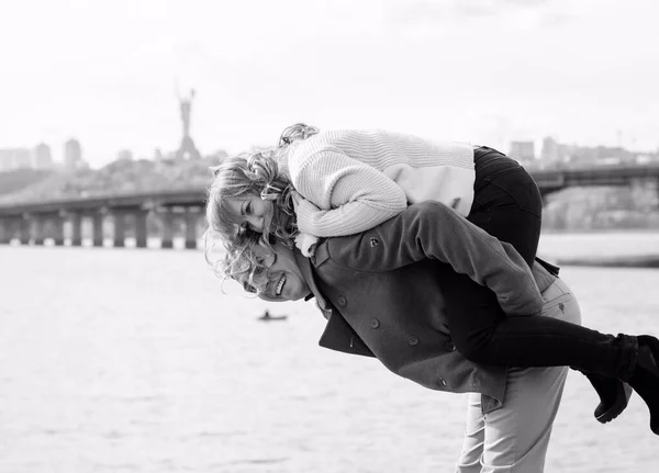 Feliz Pareja Mediana Edad Enamorada Divirtiéndose Aire Libre Sonriendo Romántica — Foto de Stock