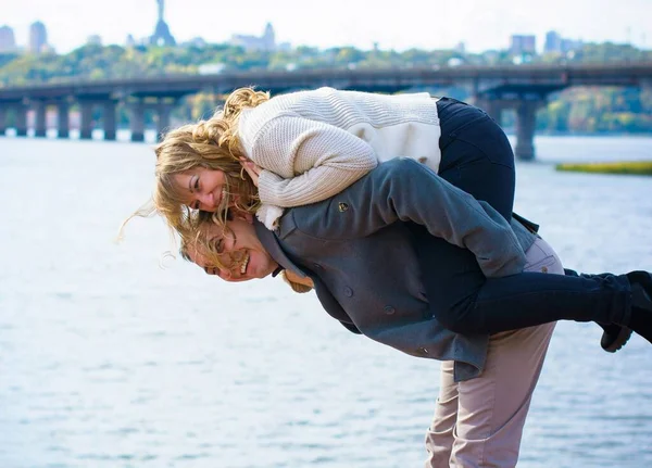 Felice Mezza Età Coppia Innamorata Divertirsi All Aperto Sorridente Romantico — Foto Stock