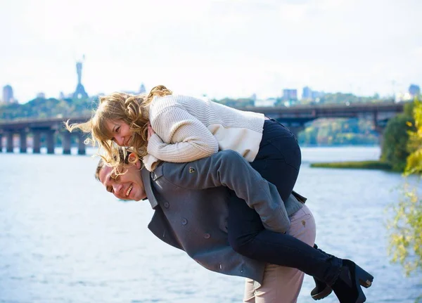 Felice Mezza Età Coppia Innamorata Divertirsi All Aperto Sorridente Romantico — Foto Stock