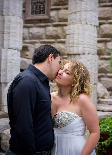 Boldog Középkorú Szerelmespár Szórakozik Szabadban Mosolyog Romantikus Boldog Pár Csókolózik — Stock Fotó