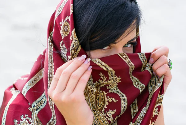 Mulher Árabe Cachecol Seda Com Anel Mão Vida Das Mulheres — Fotografia de Stock