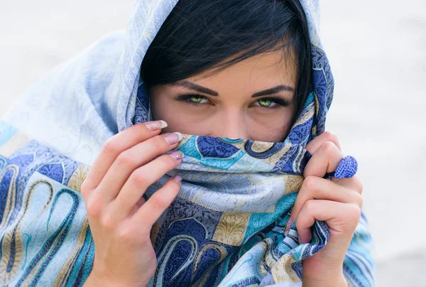 阿拉伯女人戴着丝巾手上戴着戒指欧洲妇女在穆斯林国家的生活 女人的奢侈品配件 一个有着明亮绿色眼睛的女士 — 图库照片