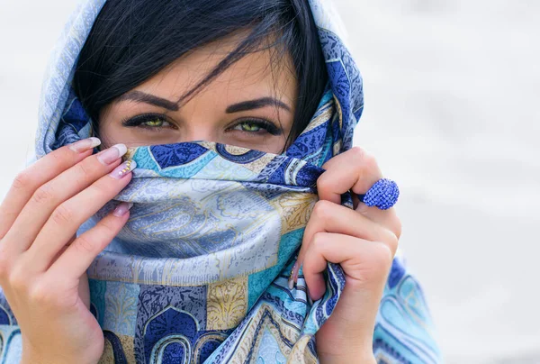 Арабская Женщина Шелковом Шарфе Кольцом Руке Жизнь Европейских Женщин Мусульманских — стоковое фото