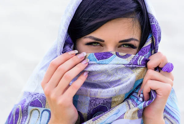 Mulher Árabe Cachecol Seda Com Anel Mão Vida Das Mulheres — Fotografia de Stock