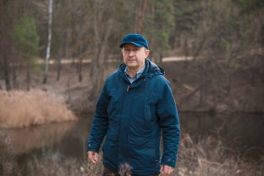 Orta yaş bunalımı. Üzgün ve felsefi bir havası olan olgun bir Avrupalı. 50 yıl sonra yaşam konsepti, sorunlar ve depresyon.
