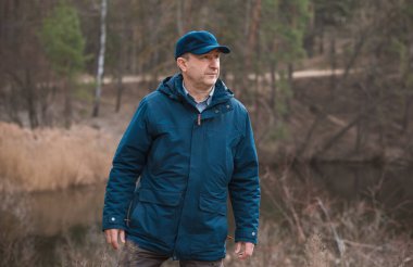 Orta yaş bunalımı. Üzgün ve felsefi bir havası olan olgun bir Avrupalı. 50 yıl sonra yaşam konsepti, sorunlar ve depresyon.