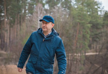 Orta yaş bunalımı. Üzgün ve felsefi bir havası olan olgun bir Avrupalı. 50 yıl sonra yaşam konsepti, sorunlar ve depresyon.