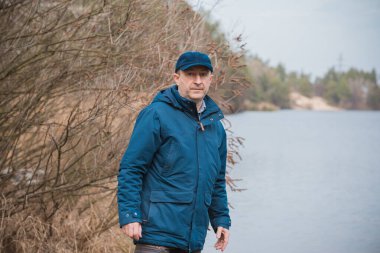 Orta yaş bunalımı. Üzgün ve felsefi bir havası olan olgun bir Avrupalı. 50 yıl sonra yaşam konsepti, sorunlar ve depresyon.