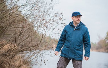 Orta yaş bunalımı. Üzgün ve felsefi bir havası olan olgun bir Avrupalı. 50 yıl sonra yaşam konsepti, sorunlar ve depresyon.