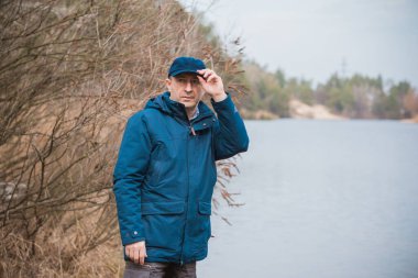 Orta yaş bunalımı. Üzgün ve felsefi bir havası olan olgun bir Avrupalı. 50 yıl sonra yaşam konsepti, sorunlar ve depresyon.