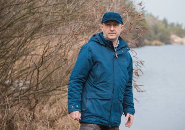 Orta yaş bunalımı. Üzgün ve felsefi bir havası olan olgun bir Avrupalı. 50 yıl sonra yaşam konsepti, sorunlar ve depresyon.