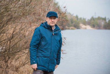 Orta yaş bunalımı. Üzgün ve felsefi bir havası olan olgun bir Avrupalı. 50 yıl sonra yaşam konsepti, sorunlar ve depresyon.