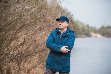 Orta yaş bunalımı. Üzgün ve felsefi bir havası olan olgun bir Avrupalı. 50 yıl sonra yaşam konsepti, sorunlar ve depresyon.