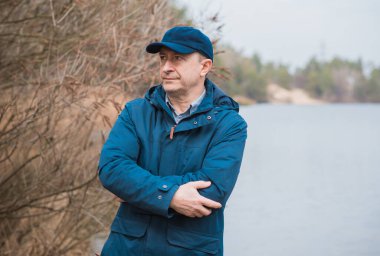 Orta yaş bunalımı. Üzgün ve felsefi bir havası olan olgun bir Avrupalı. 50 yıl sonra yaşam konsepti, sorunlar ve depresyon.