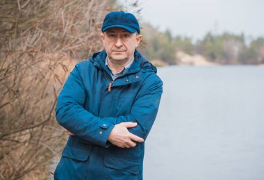 Orta yaş bunalımı. Üzgün ve felsefi bir havası olan olgun bir Avrupalı. 50 yıl sonra yaşam konsepti, sorunlar ve depresyon.