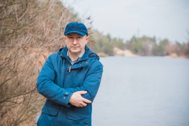 Orta yaş bunalımı. Üzgün ve felsefi bir havası olan olgun bir Avrupalı. 50 yıl sonra yaşam konsepti, sorunlar ve depresyon.