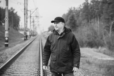 Orta yaş bunalımı. Üzgün ve felsefi bir havası olan olgun bir Avrupalı. 50 yıl sonra yaşam konsepti, sorunlar ve depresyon.