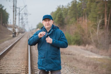 Orta yaş bunalımı. Üzgün ve felsefi bir havası olan olgun bir Avrupalı. 50 yıl sonra yaşam konsepti, sorunlar ve depresyon.