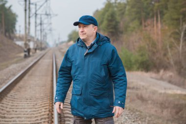 Orta yaş bunalımı. Üzgün ve felsefi bir havası olan olgun bir Avrupalı. 50 yıl sonra yaşam konsepti, sorunlar ve depresyon.