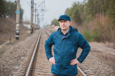 Demiryolundaki hayatını düşünen kıdemli bir adam. Olgun erkek psikolojisi.