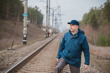 Demiryolundaki hayatını düşünen kıdemli bir adam. Olgun erkek psikolojisi.