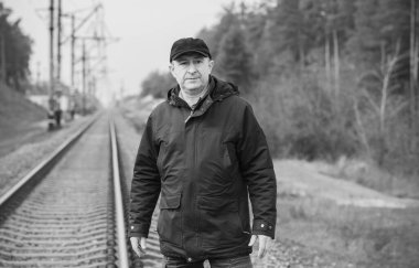 Demiryolundaki hayatını düşünen kıdemli bir adam. Olgun erkek psikolojisi.