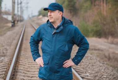 Demiryolundaki hayatını düşünen kıdemli bir adam. Olgun erkek psikolojisi.