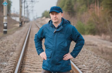 Demiryolundaki hayatını düşünen kıdemli bir adam. Olgun erkek psikolojisi.