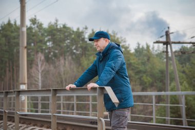 Demiryolundaki hayatını düşünen kıdemli bir adam. Olgun erkek psikolojisi.