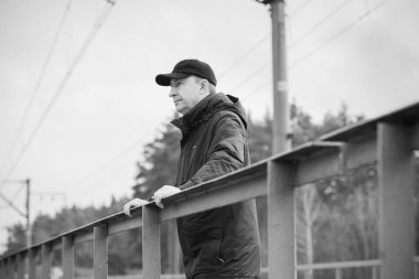 Demiryolundaki hayatını düşünen kıdemli bir adam. Olgun erkek psikolojisi.