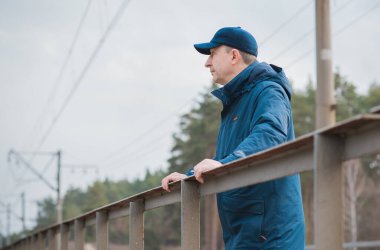 Demiryolundaki hayatını düşünen kıdemli bir adam. Olgun erkek psikolojisi.