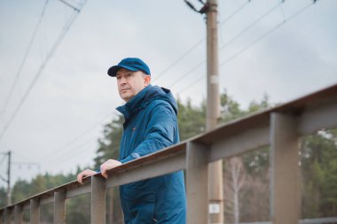 Demiryolundaki hayatını düşünen kıdemli bir adam. Olgun erkek psikolojisi.