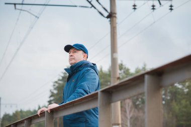 Demiryolundaki hayatını düşünen kıdemli bir adam. Olgun erkek psikolojisi.