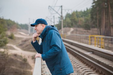 Demiryolundaki hayatını düşünen kıdemli bir adam. Olgun erkek psikolojisi.