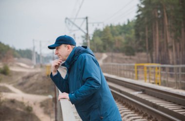 Demiryolundaki hayatını düşünen kıdemli bir adam. Olgun erkek psikolojisi.