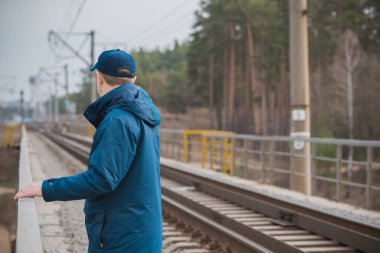 Demiryolundaki hayatını düşünen kıdemli bir adam. Olgun erkek psikolojisi.