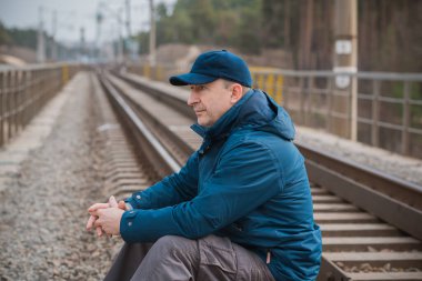 Demiryolundaki hayatını düşünen kıdemli bir adam. Olgun erkek psikolojisi.