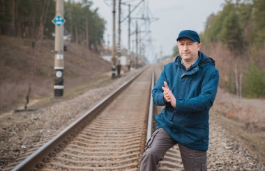 Demiryolundaki hayatını düşünen kıdemli bir adam. Olgun erkek psikolojisi.