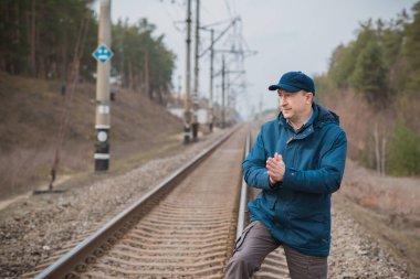 Demiryolundaki hayatını düşünen kıdemli bir adam. Olgun erkek psikolojisi.