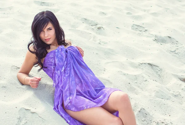 Uma Menina Praia Descansar Relaxar Nas Dunas Areia Areia Mulher — Fotografia de Stock