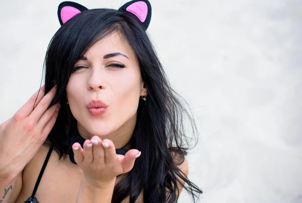 Kostümlü Kedi Kulakları Boynunda Kelebek Olan Bir Kadın Seksi Ruh — Stok fotoğraf