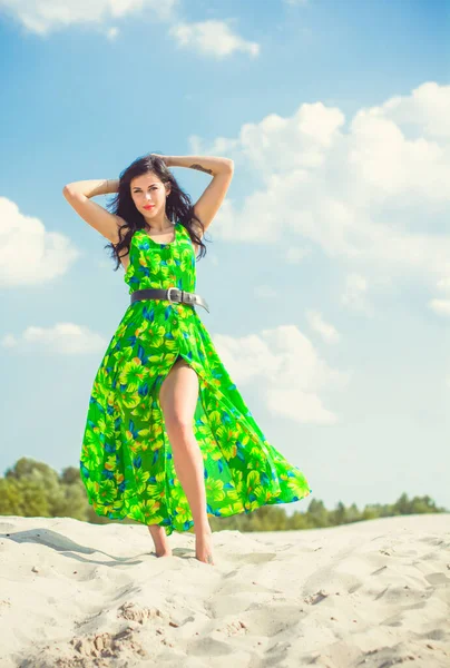 Mulher Bonita Areia Deserto Vestido Verão Verde Com Padrões Roupas — Fotografia de Stock