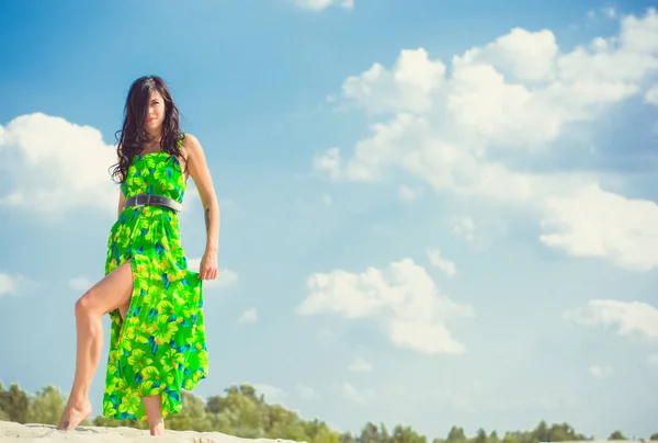 Hermosa Mujer Arena Desierto Vestido Verano Verde Con Patrones Ropa —  Fotos de Stock