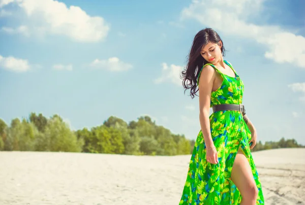 Bella Donna Sulla Sabbia Nel Deserto Abito Estivo Verde Con — Foto Stock