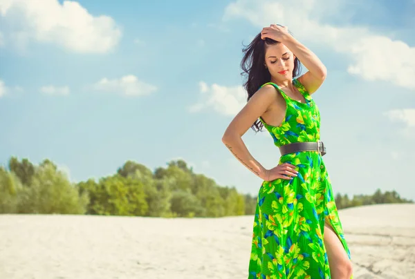 Bella Donna Sulla Sabbia Nel Deserto Abito Estivo Verde Con — Foto Stock