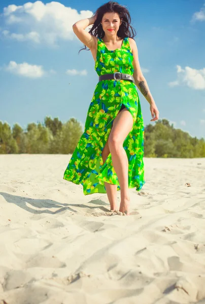 Bella Donna Sulla Sabbia Nel Deserto Abito Estivo Verde Con — Foto Stock