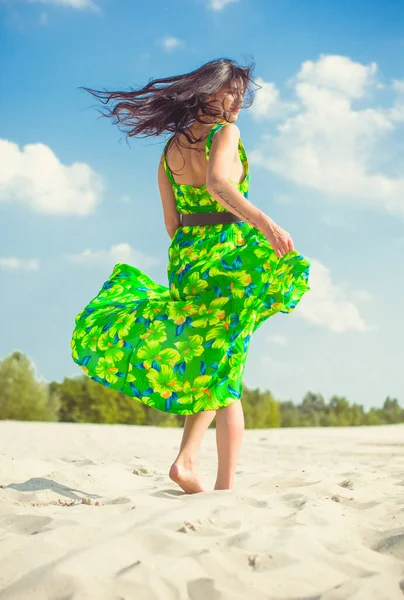 Hermosa Mujer Arena Desierto Vestido Verano Verde Con Patrones Ropa — Foto de Stock