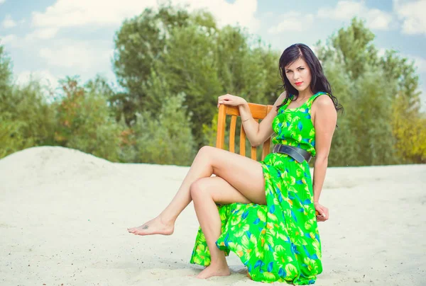 パターンを持つ緑の夏のドレスで砂漠の砂の上の美しい女性 明るい服と終日スタイリッシュな外観のためのスタイル — ストック写真